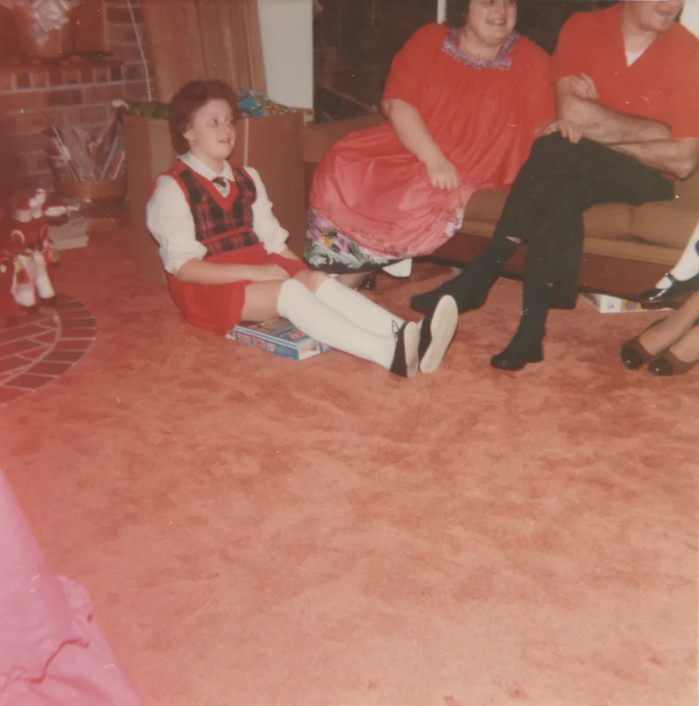 1978-09 - Family, living room, girl, woman, man, plus 2 more people as seen with the shoes on the corner of pic, looks like a family, dated to be from September of that year, 1pic.png
