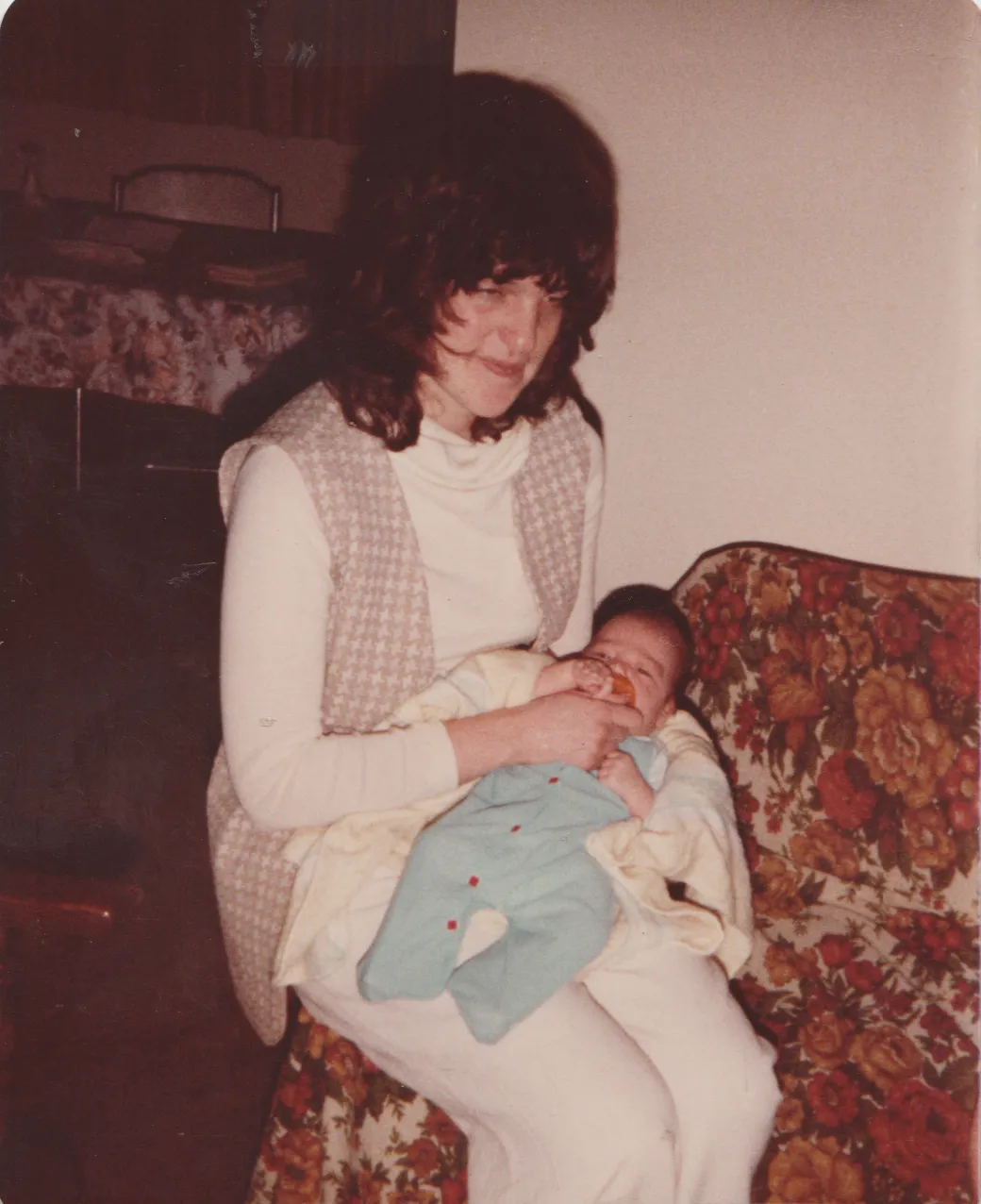 1981-01-20 - Karen Williams holding her 2nd son, Alan at 4 weeks old and 10lb, 120g.png