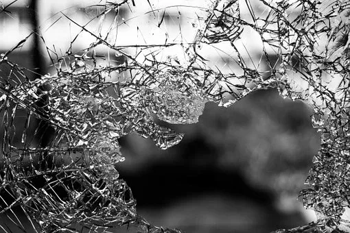 glass-984457__340 Scherben gewalt riots aufstand aufruhr.webp
