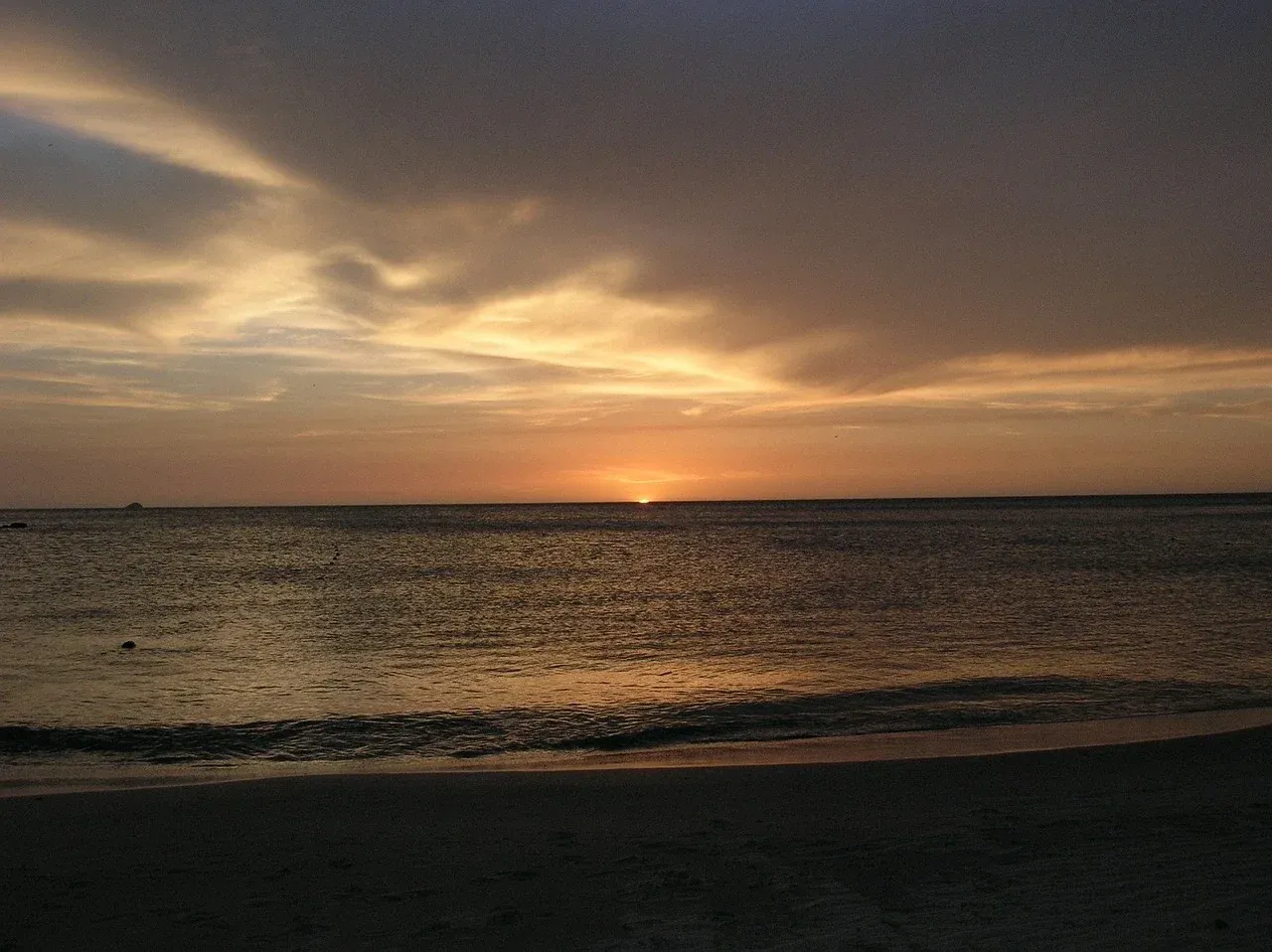 clmpajqoy02tt94sz1omw3nup_beach-1366230_1280.webp