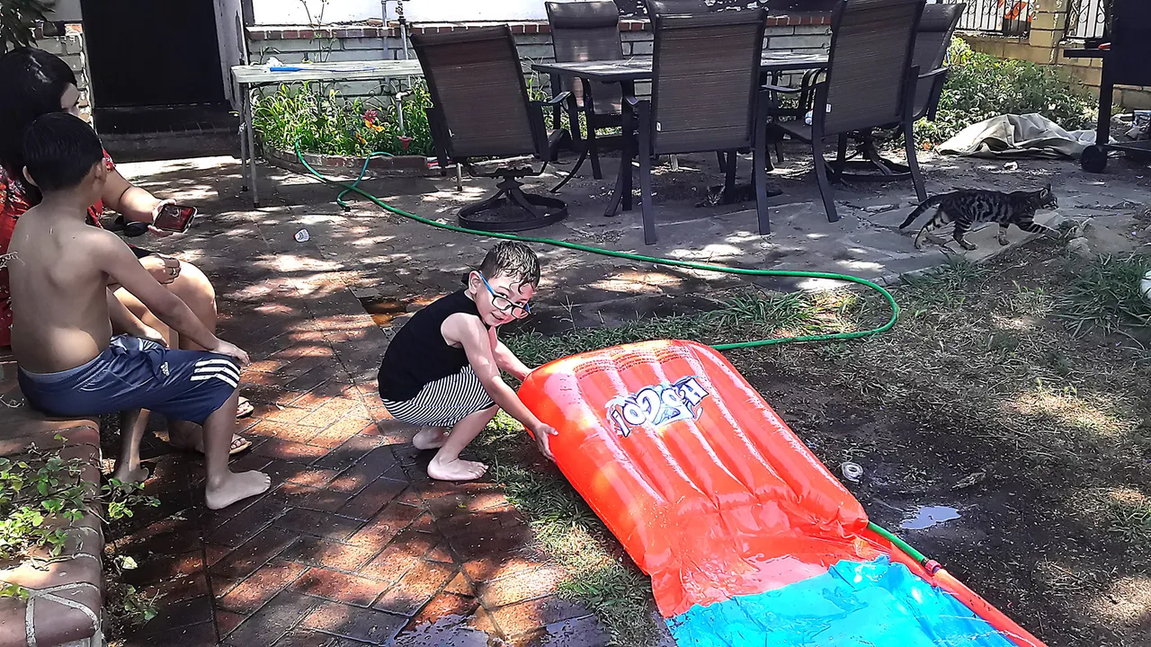 h20 go, waterslide, water slide, nephews, fun, family, kids, family fun, new gift, dtube, hive, jeronimorubio, jeronimo rubio (5).jpg