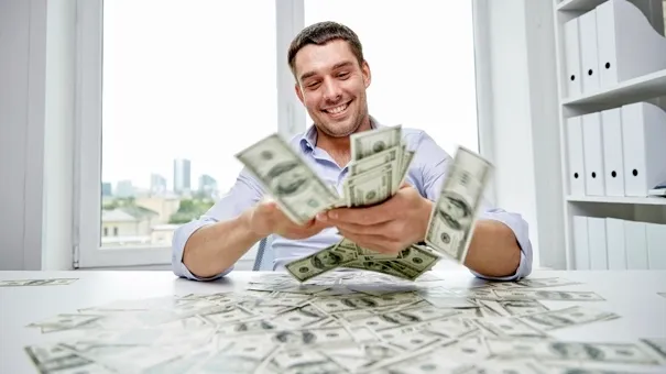 man_with_cash_000073068135.jpg