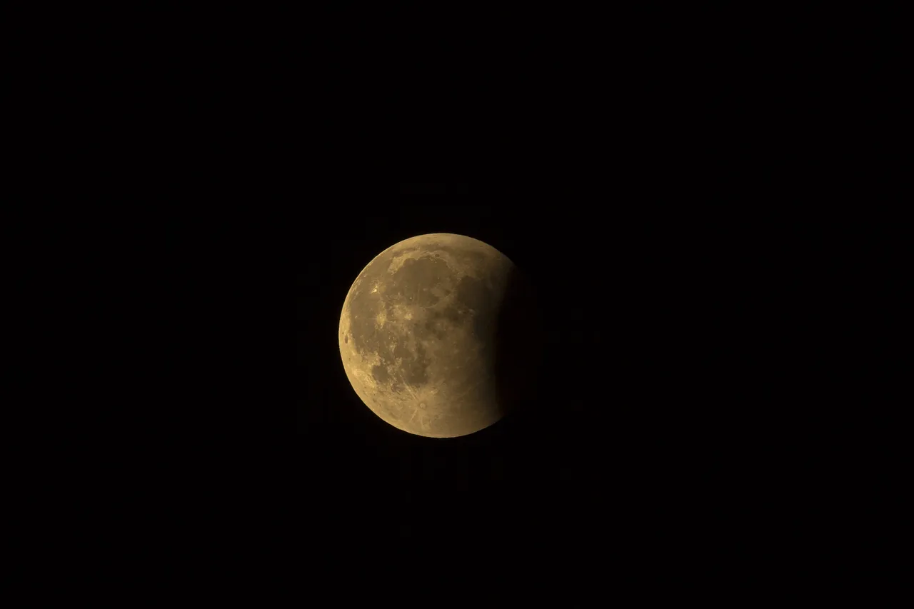 lunar-eclipse-3568835_1920.jpg