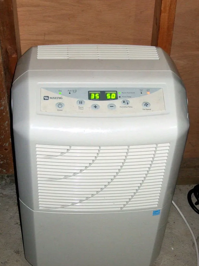 675px-Maytag_dehumidifier1.jpg