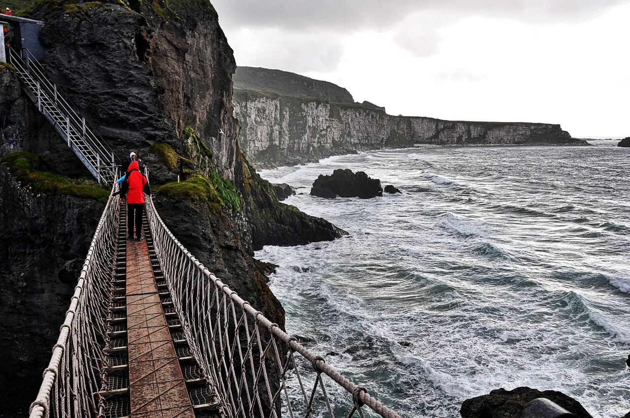 Carrick-a-Rede Rope Bridge // Image by @baerhard @ Unsplash