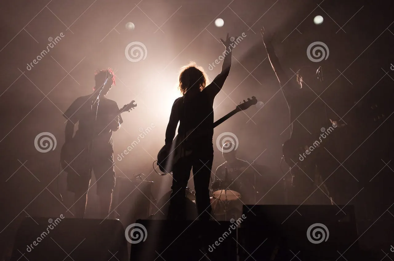 rock_band_silhouettes_24203765.jpg