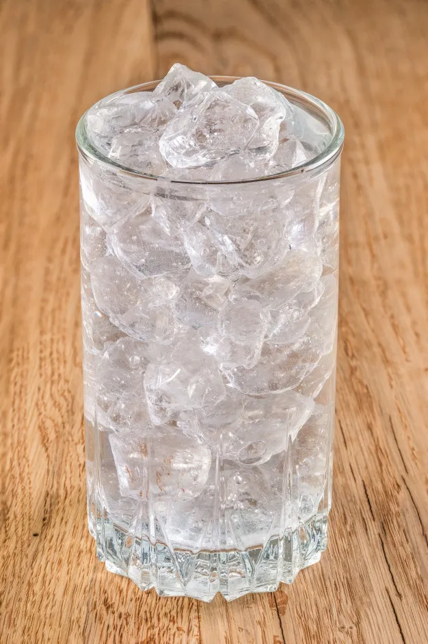 vaso-agua-fria-hielo_105609-892.jpg