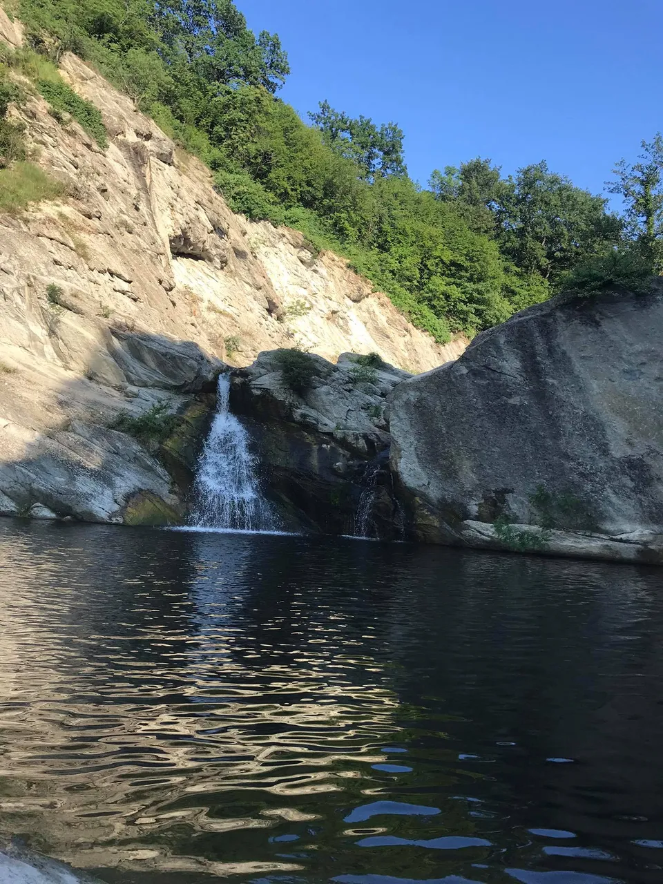 Малък водопад с голямо плувно пространство.