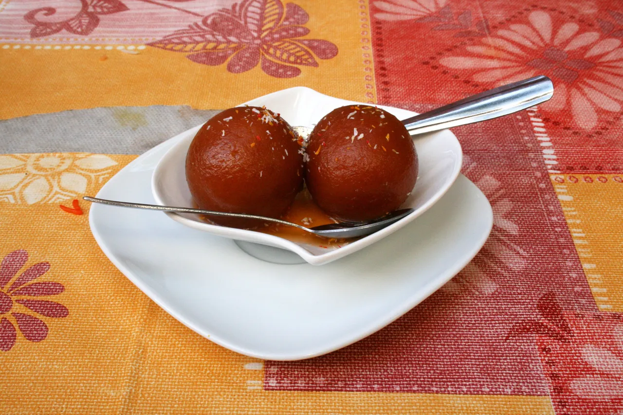 Gulab_jamun_-_Lavapies_(Spain).jpg