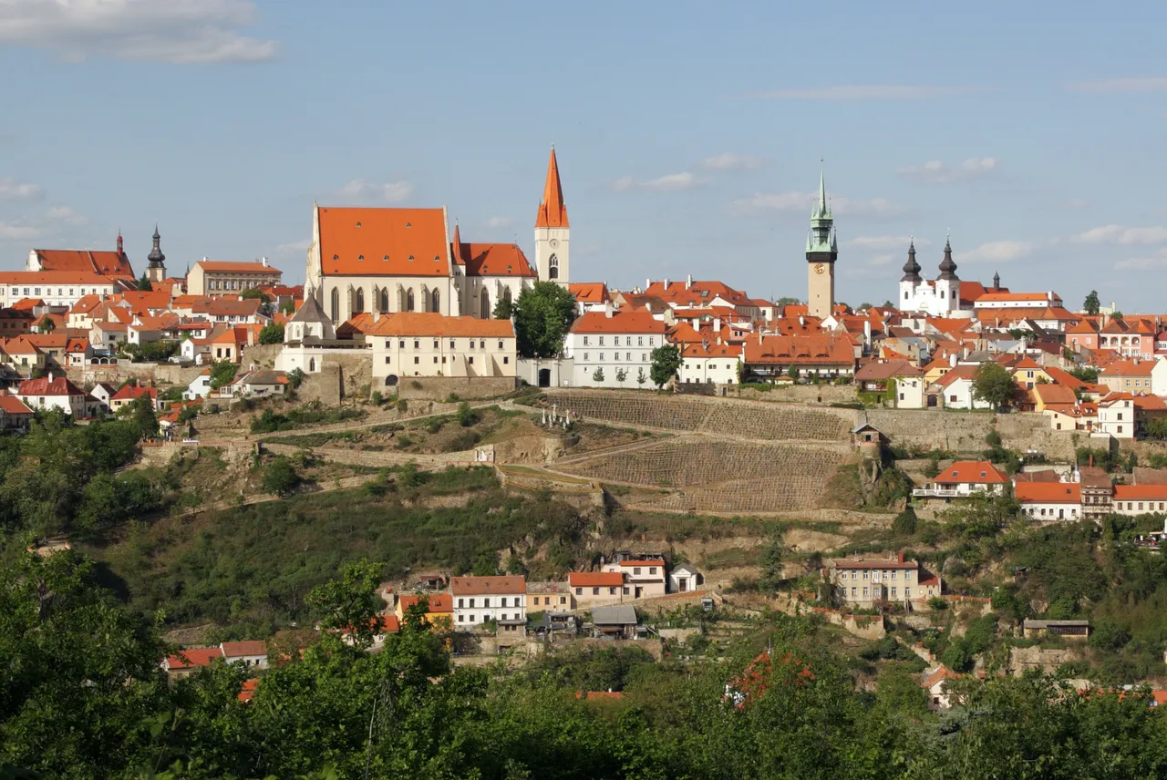 Znojmo_-_panorama_od_jihu_obr1.jpg