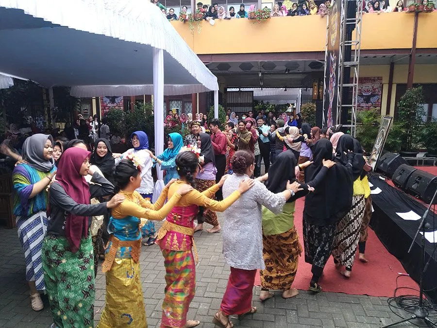 011 - Menari bersama 3.jpg