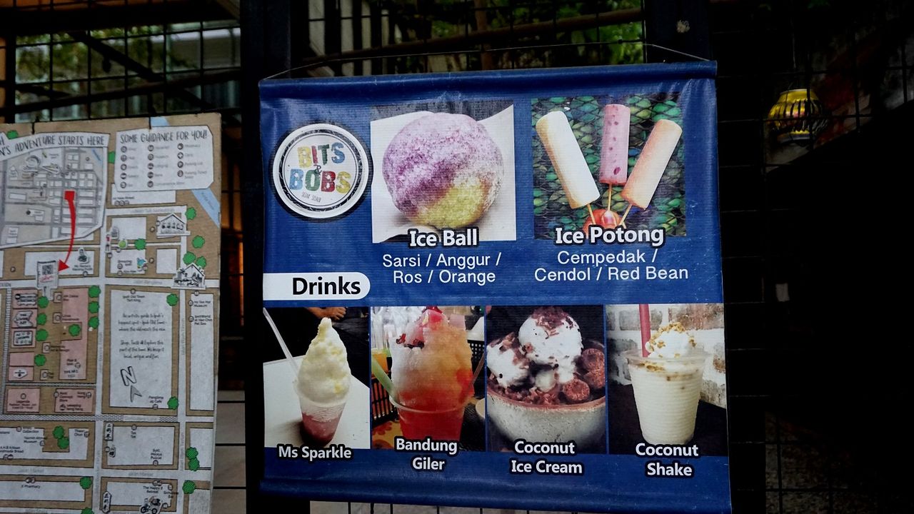 Bits and Bobs is a little shop with a counter you order from and it faces a small pebbled courtyard with some wooden benches you can sit and enjoy your treats! They insist/recommend you have your ice ball with 3-4 flavours - sarsi = sarsaparilla, anggur = grape, ros = rose and orange