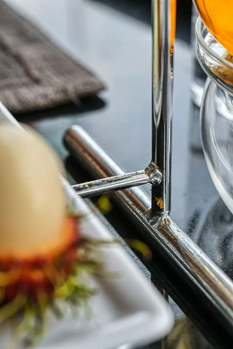 A high tea stand shouldn’t be messy like this.