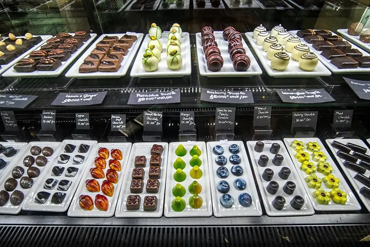 Before we decided what kind of praline we want, we checked the chocolate display.