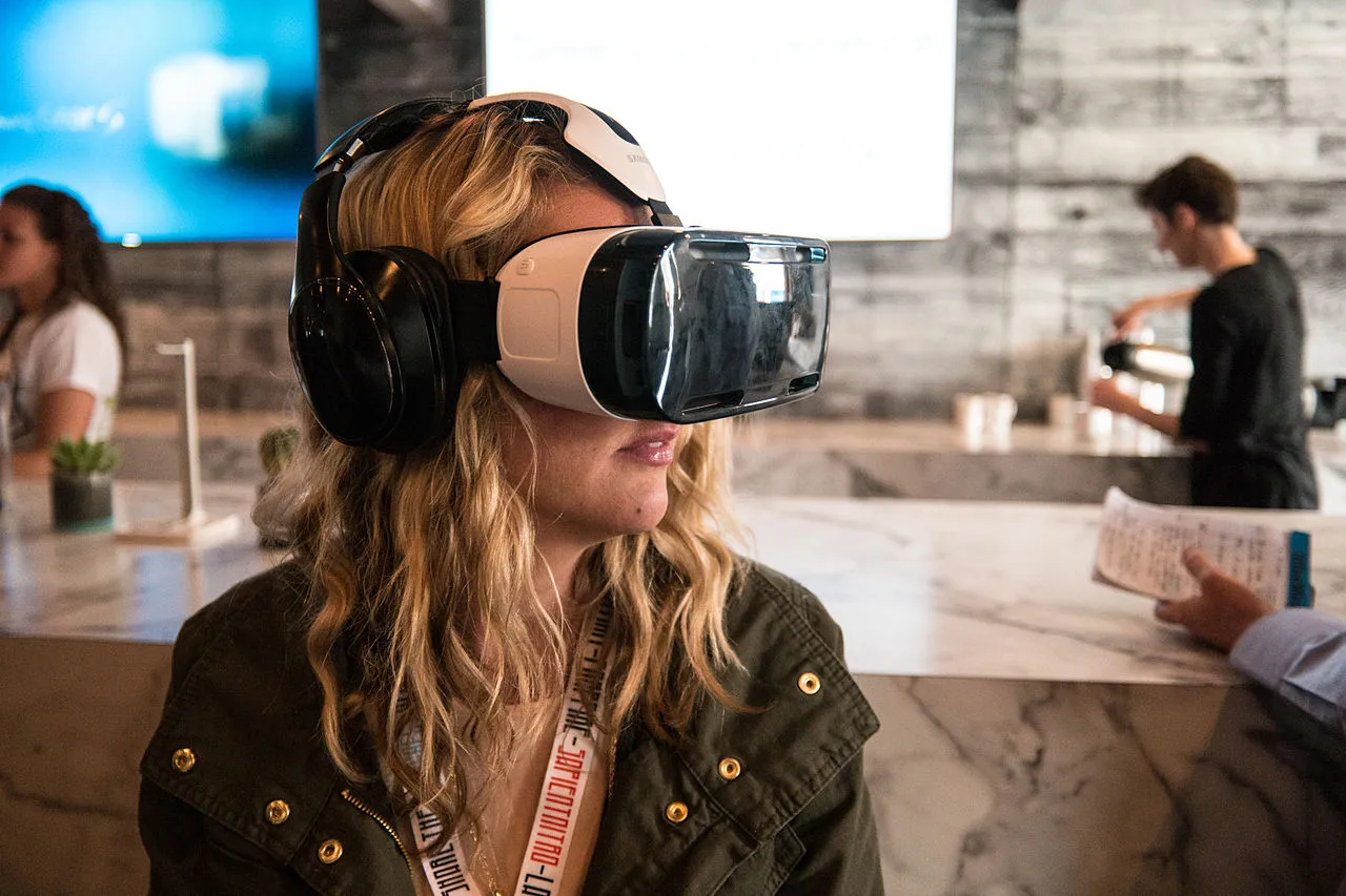 Woman_Using_a_Samsung_VR_Headset_at_SXSW_2015_(2015-03-15_14.10.24_by_Nan_Palmero).jpg