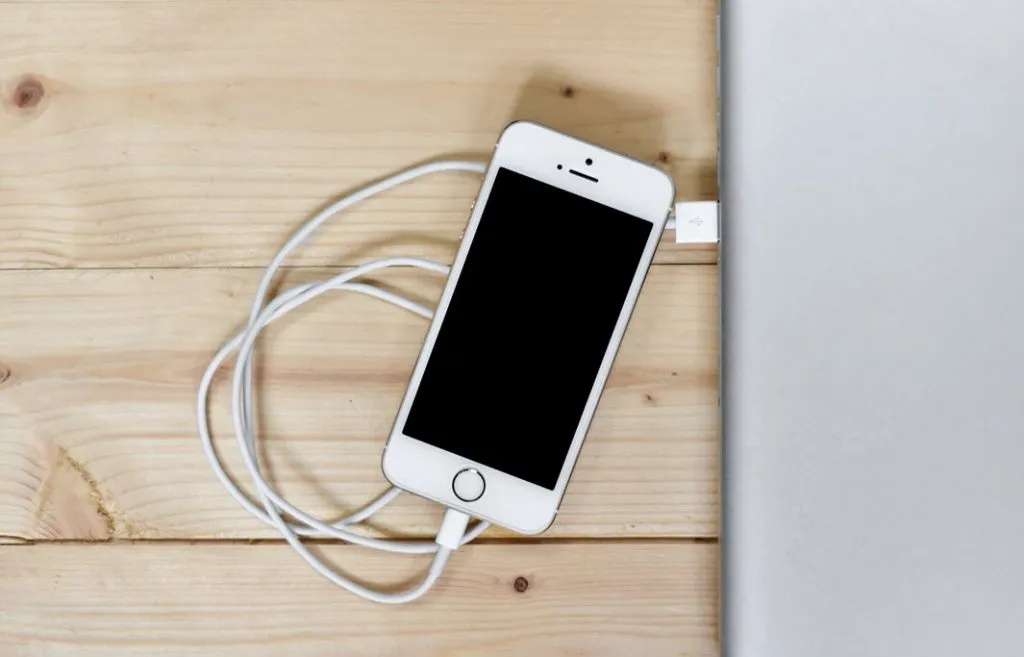 apple-iphone-smartphone-desk-1024x657.jpg