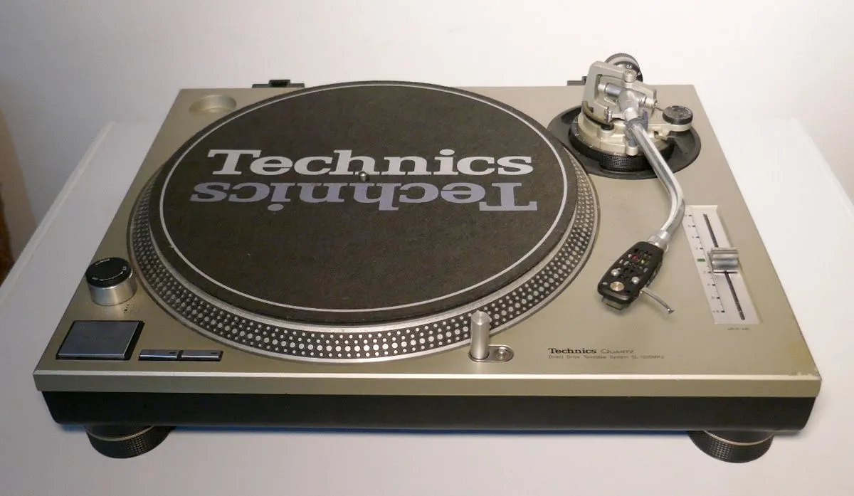 Technics SL 1200mk2 front.jpg