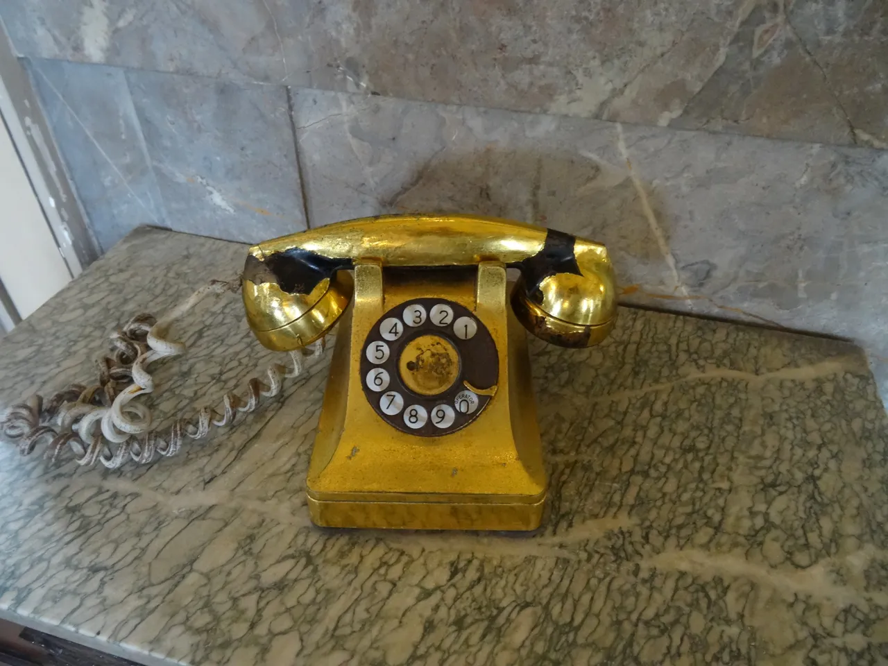 Museo_de_la_Revolucion-Batista_golden_phone  LukaszKatlewa 3.png