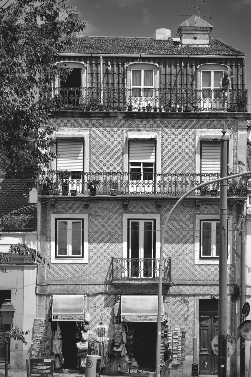 Lisbon streets bw 5.jpg