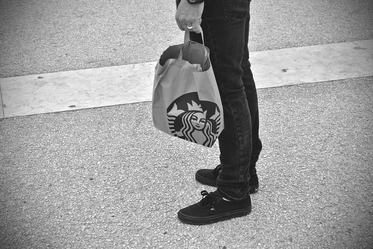 Lisbon street photography bw 7.jpg