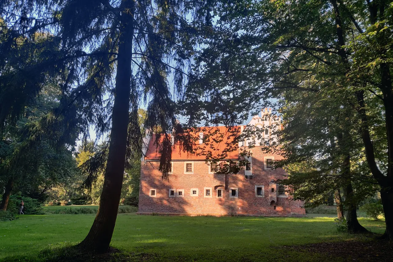 Zamek w Wojnowicach 11.jpg