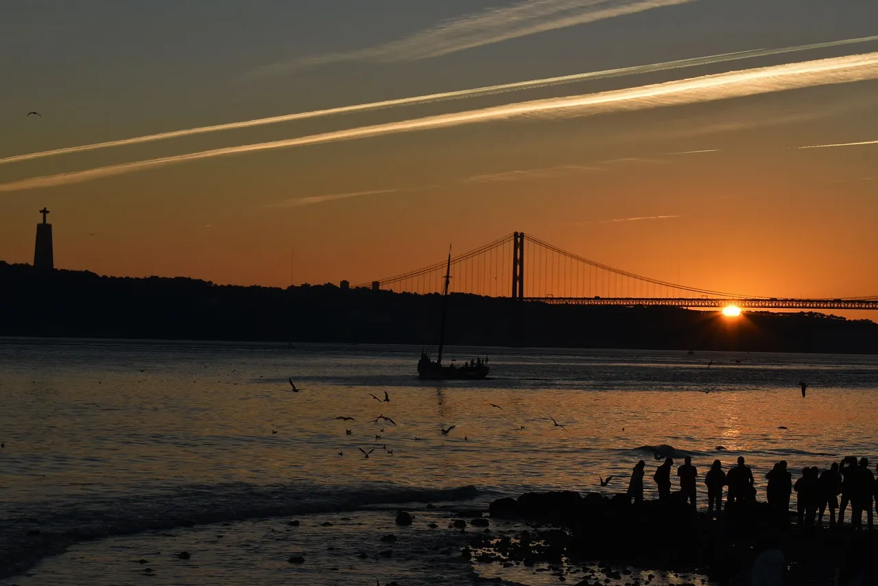 sunset lisbon bridge jan 16.jpg