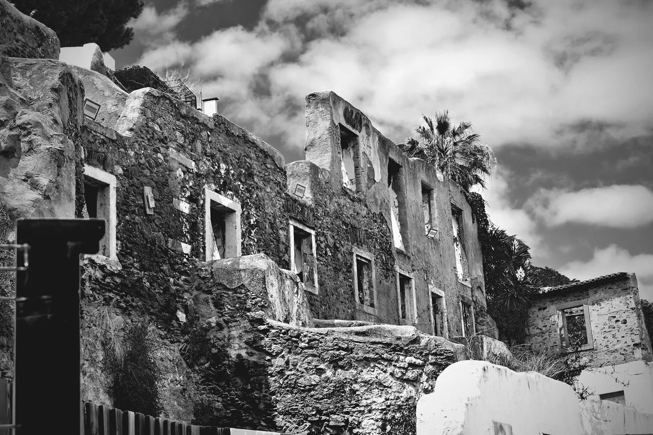 Lisbon streets bw 8.jpg