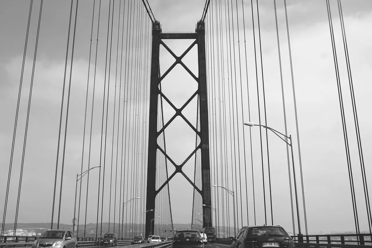 25 de Abril Bridge bw 4.jpg