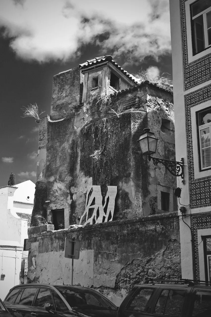 Lisbon streets bw 9.jpg