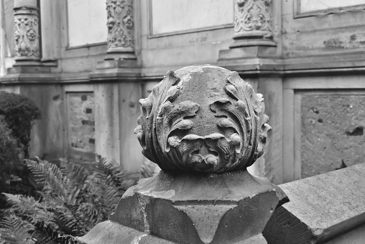 Old Jewish Cemetery bw 5.jpg