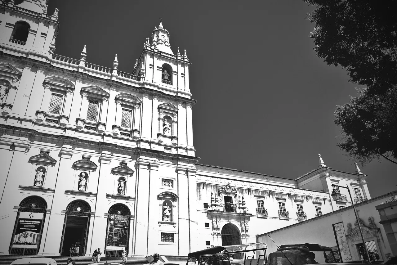 lisbon roofs bw 2.jpg