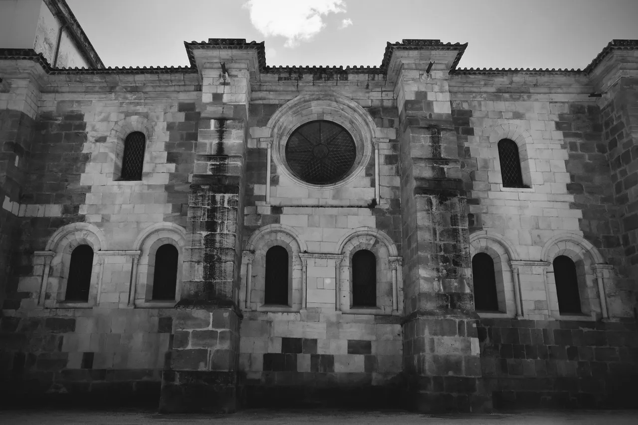 Alcobaça streets bw 7.jpg