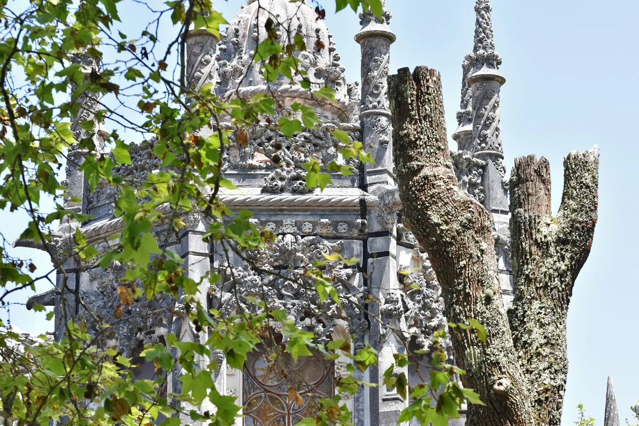 Quinta da Regaleira towers 1.jpg