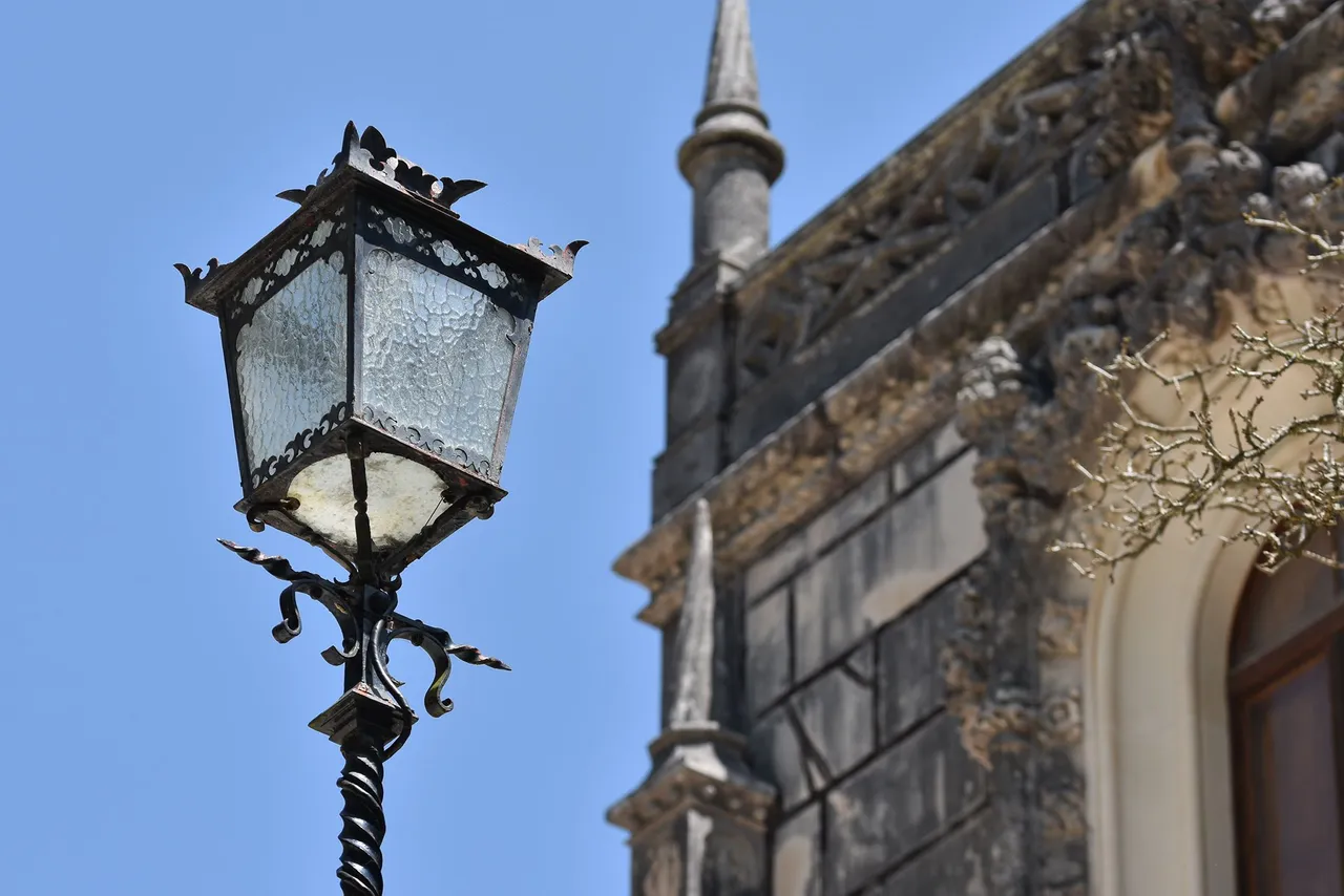 Quinta da Regaleira lamp 2.jpg