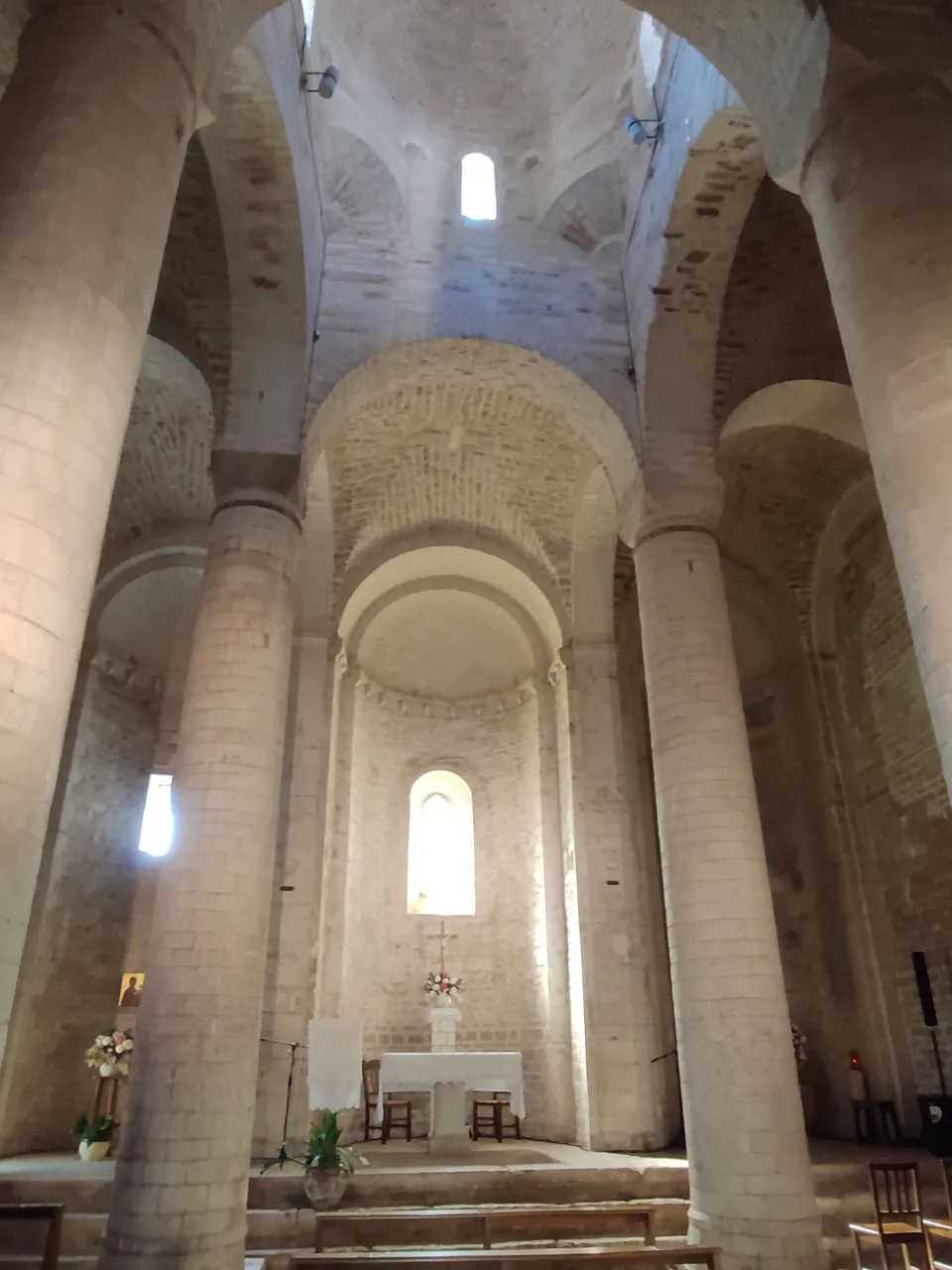 Abbazia interno.jpg