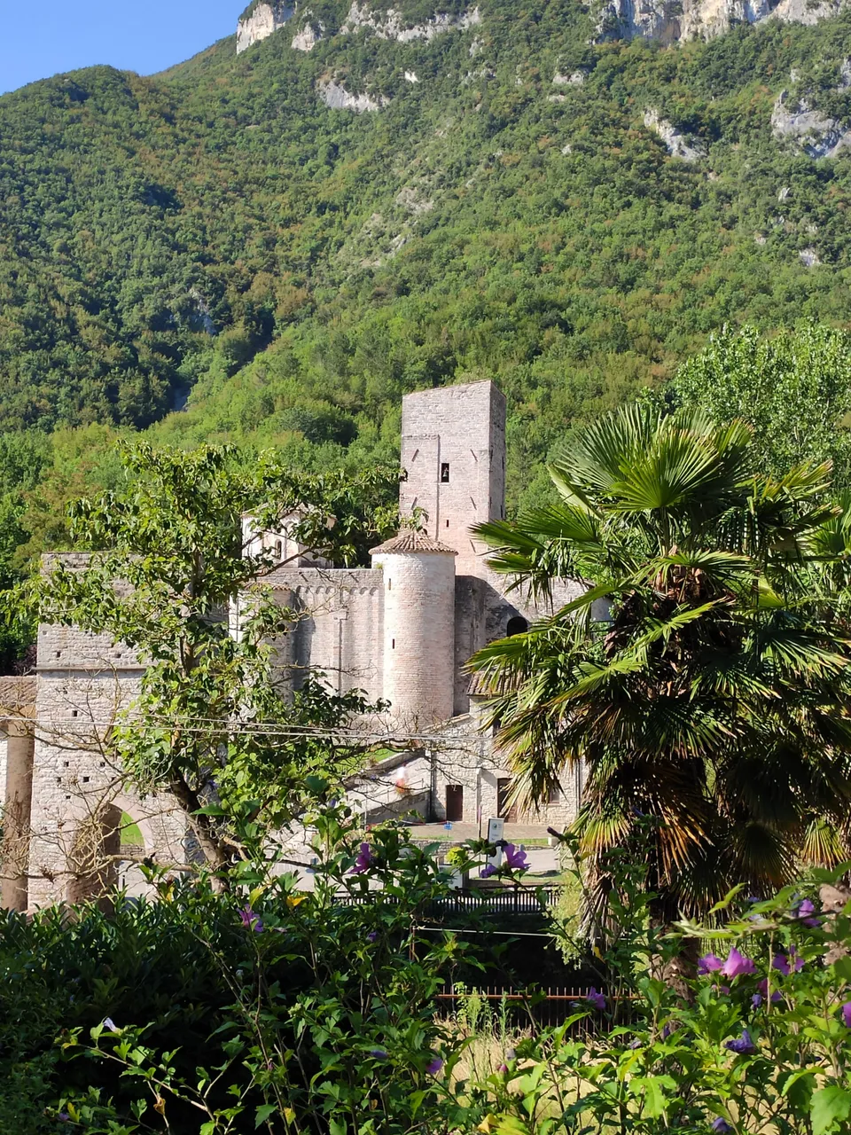Chiesa da lontano.jpg