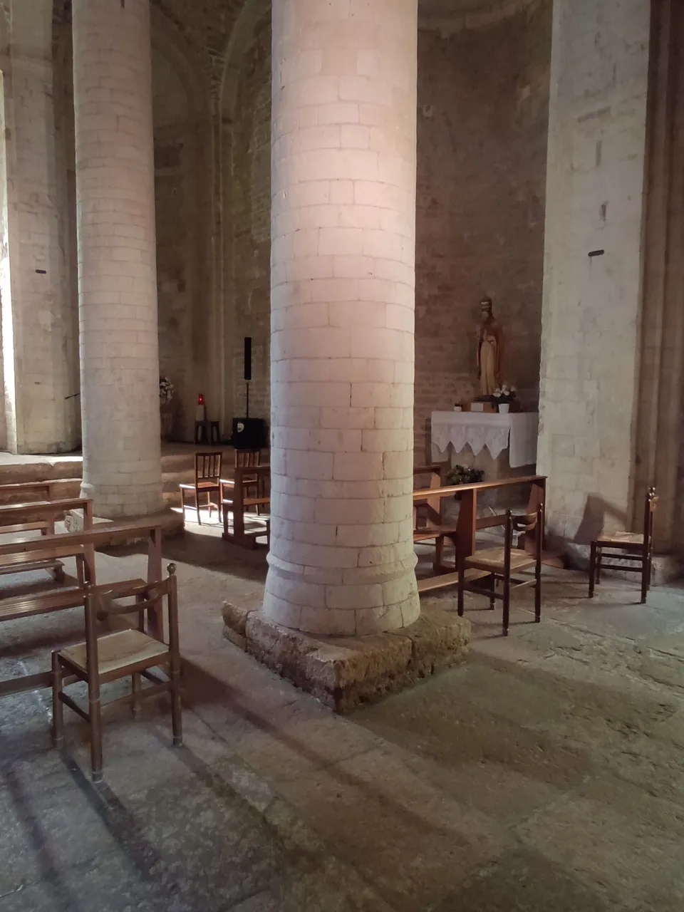 Abbazia interno colonne.jpg