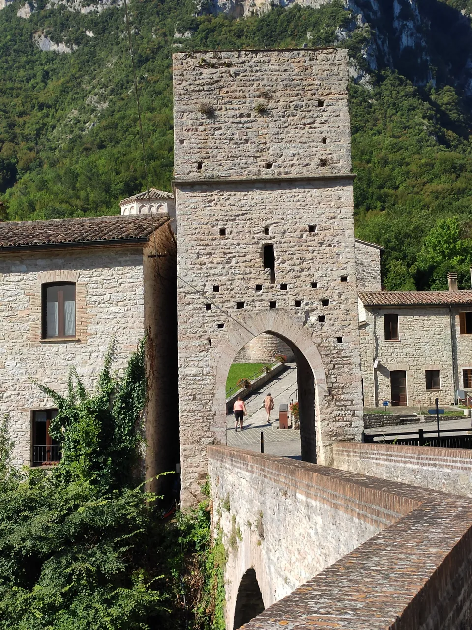 Torre con persone sotto arco.jpg