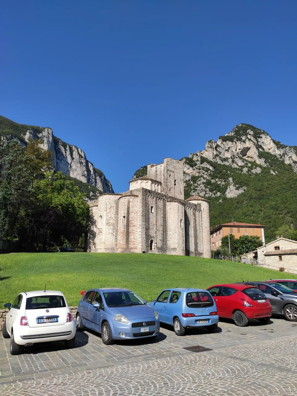 Chiesa da sinistra.jpg