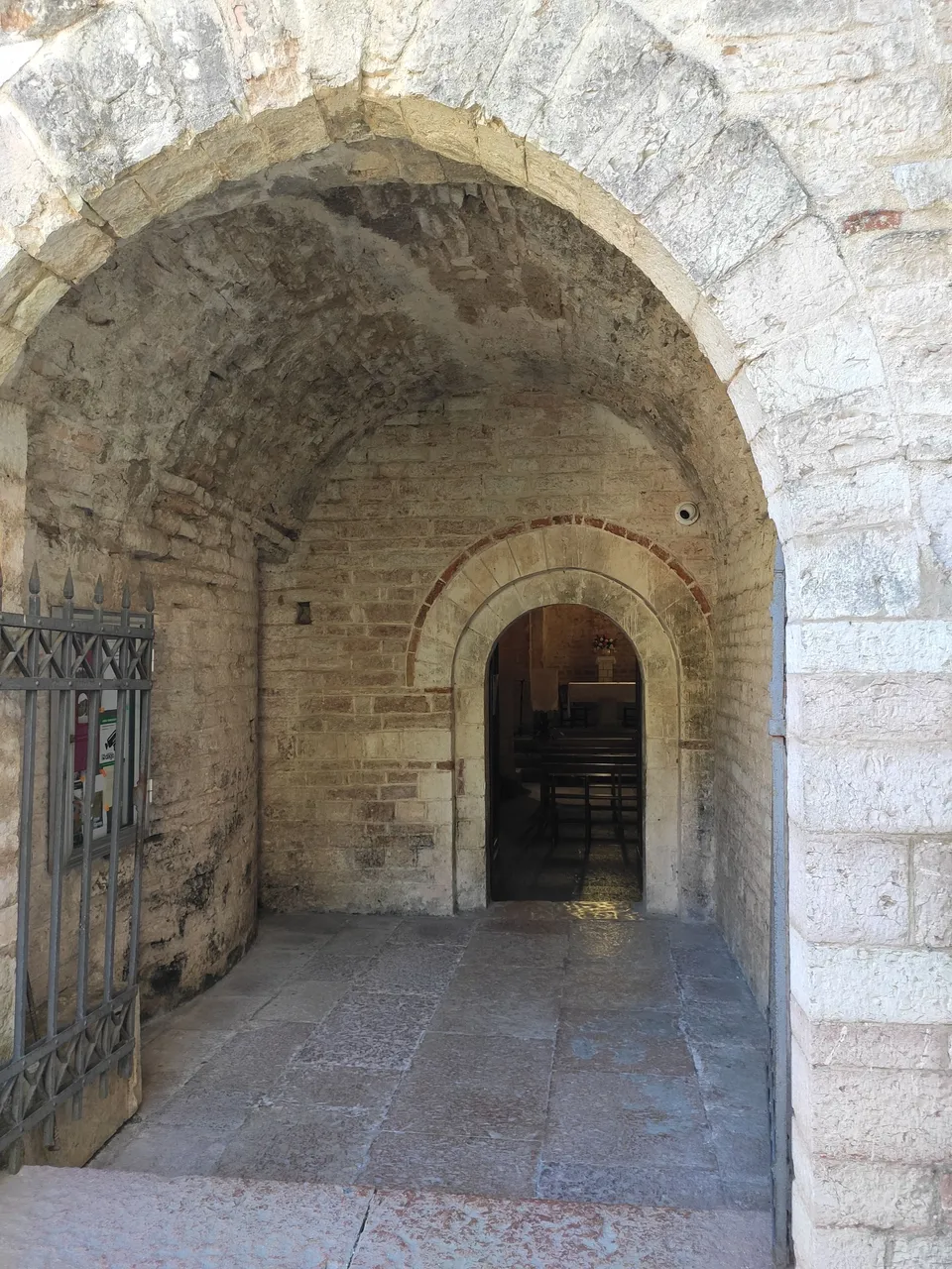 chiesa romanica entrata.jpg