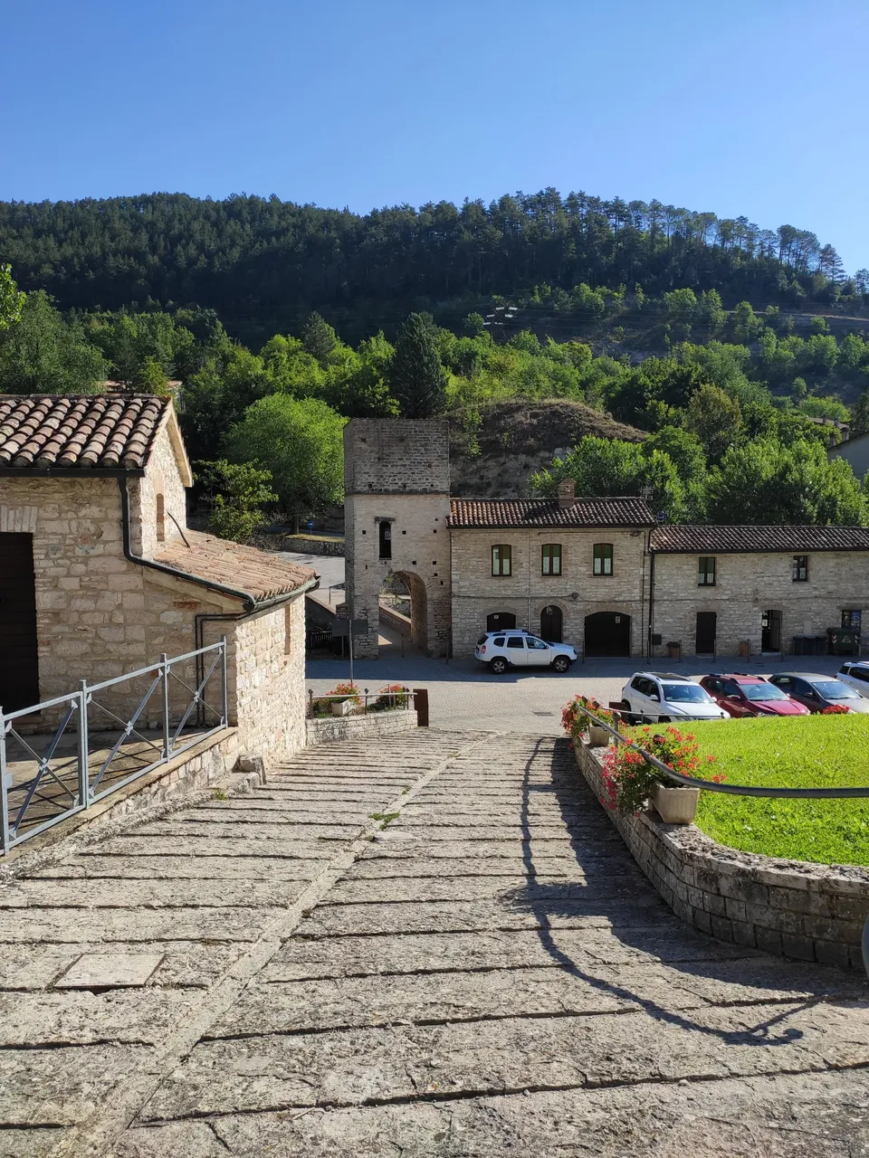 Discesa vicino chiesa.jpg