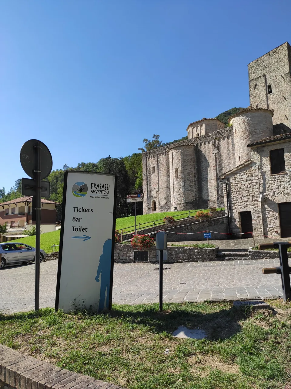 Chiesa con cartello ticket.jpg