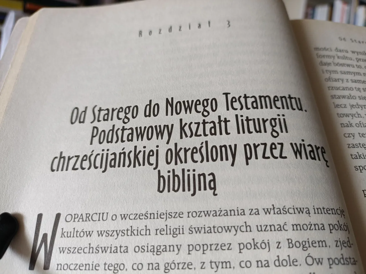 Podobnie jak lektura recenzowana przeze mnie niecałe dwa tygodnie temu, tak i tutaj można znaleźć wiele odniesień do tego jak Liturgia katolicka umocowana jest w liturgii Starego Przymierza