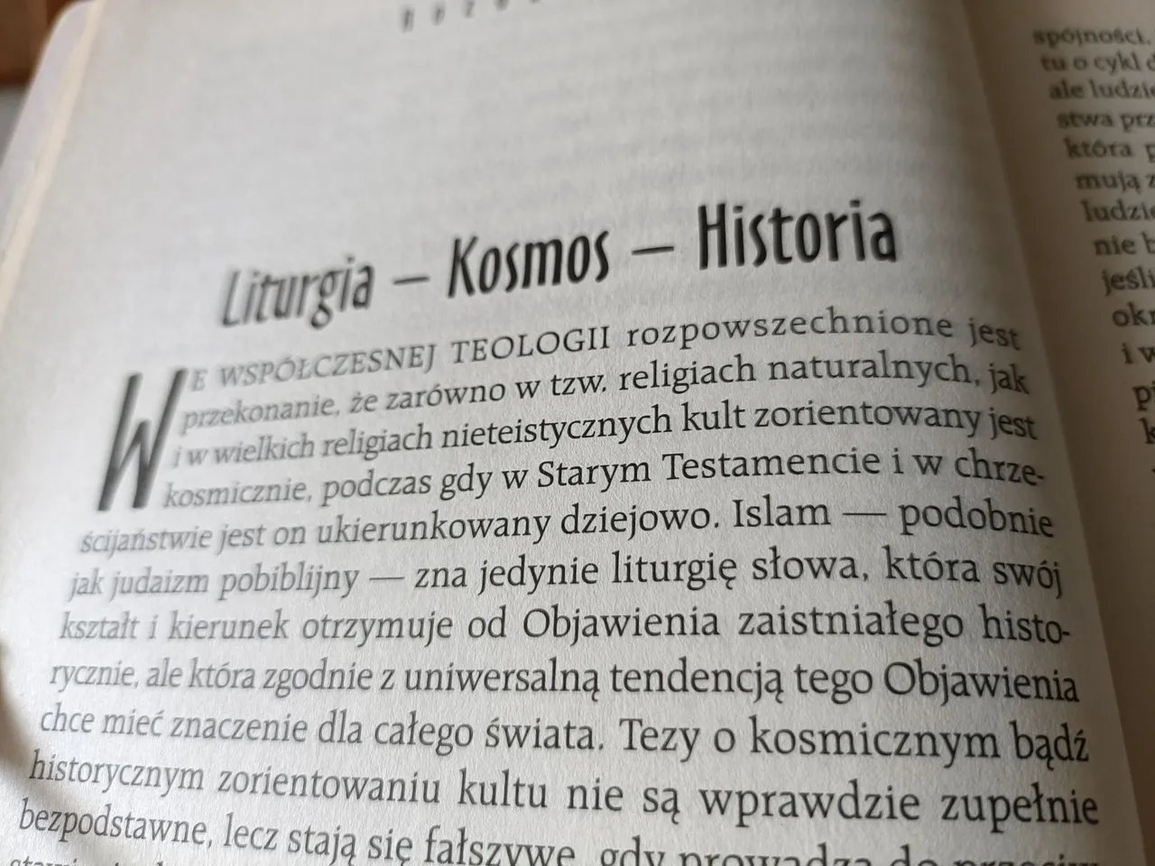 Czy da się połączyć próbę zrozumienia Uniwersum, i tego co poza nim? Kardynał Ratzinger podejmuje to wyzwanie, uznając je za wstęp do całości rozważań