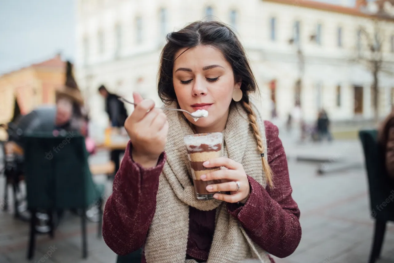 hermoso-retrato-chica-guapa-comiendo-postre-chocolate-taza-cafe-calle_181624-48761.jpg