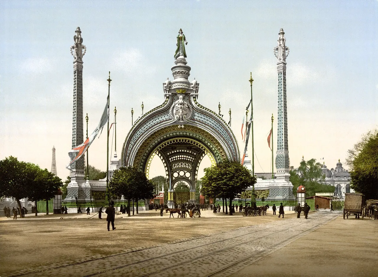 Grand_entrance,_Exposition_Universal,_1900,_Paris,_France.jpg