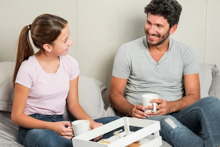 padre-e-hija-desayunando-juntos_23-2148097922.jpg