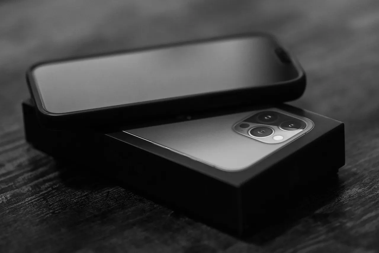 iphone-13-pro-max-7496758_1280.jpg