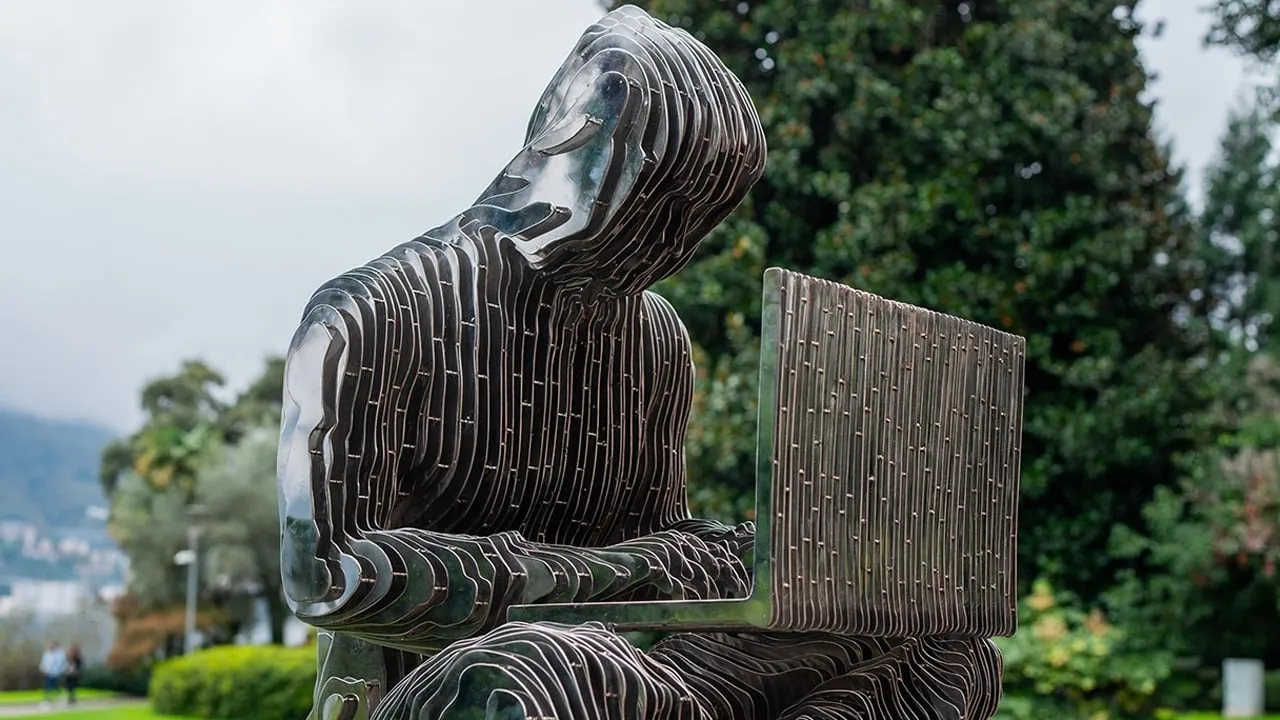Monumento a Satoshi Nakamoto en Lugano, Suiza. Fuente: Bitcoin News