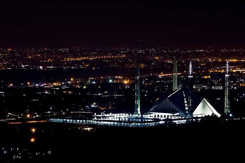 Night_view_of_Faisal_Mosque_from_Damnekoh.JPG